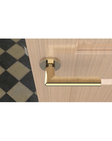 Maniglia per porta oro lucido KALMIA design vista dall'alto montata su una porta
