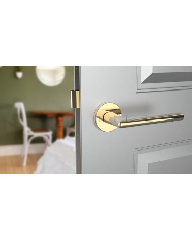 Maniglia per porta oro lucido KALMIA design vista frontale montata su una porta