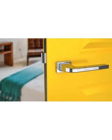 Maniglia per porta cromo lucido ISMENA ferramenta design vista frontale montata su una porta