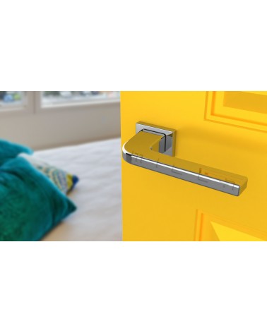 Maniglia per porta cromo lucido ISMENA ferramenta design vista inclinata montata su una porta