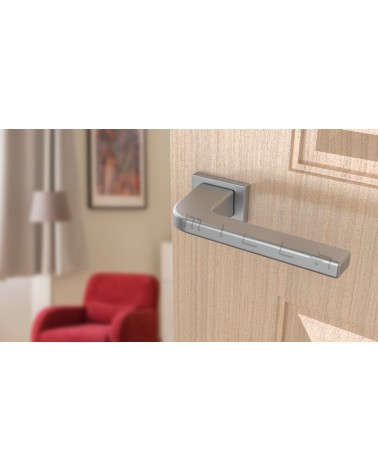 Maniglia per porta cromo satinato ISMENA ferramenta design vista inclinata montata su una porta