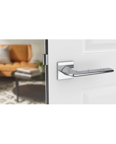 Maniglia per porta cromo lucido LILA design vista frontale montata su una porta