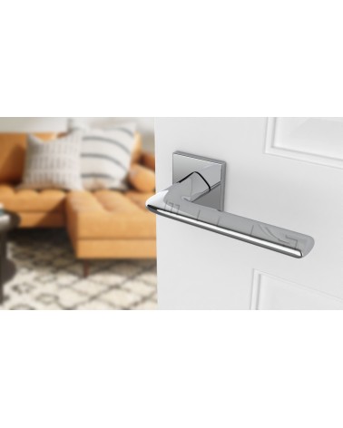 Maniglia per porta LILA maniglia design colore 4 vista inclinata montata su una porta