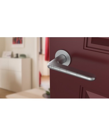 Maniglia per porta cromata satinata LIRA maniglia design vista dall'alto inclinata montata su una porta