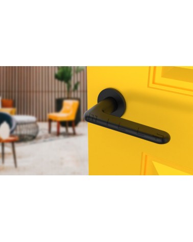Maniglia porta nera LIRA maniglia design vista dall'alto inclinata montata su una porta