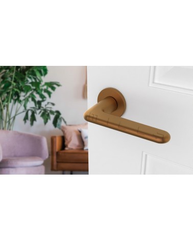 Maniglia porta rame LIRA maniglia design vista dall'alto inclinata montata su una porta