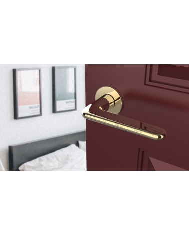 Maniglia per porta LIRA in oro lucido design vista dall'alto inclinata montata su una porta