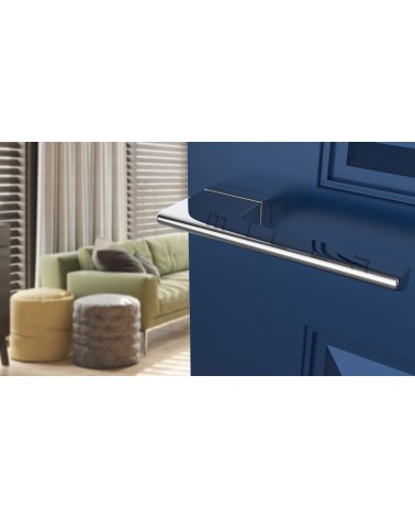 Maniglia per porta cromo lucido LUPINA maniglia design vista inclinata montata su una porta