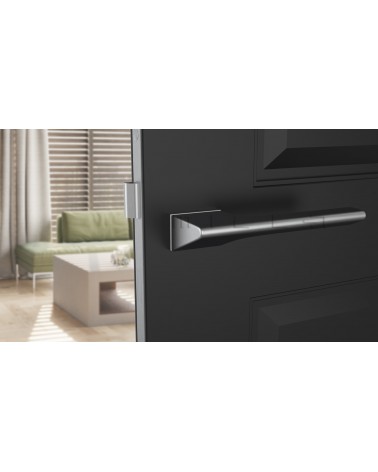 Maniglia per porta cromo satinato LUPINA maniglia design vista frontale montata su una porta