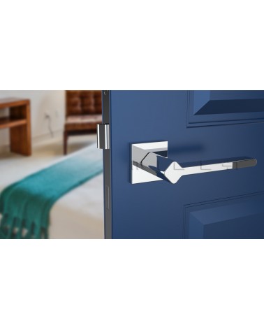Maniglia per porta colore cromo lucido NINFEA maniglia design vista frontale montata su una porta