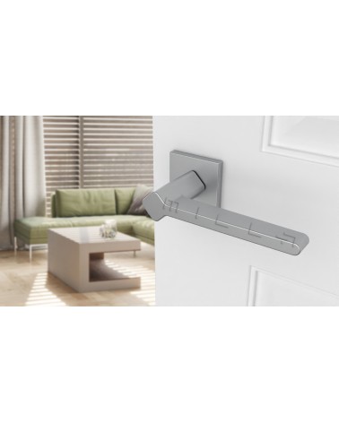 Maniglia porta colore cromo satinato NINFEA maniglia design vista inclinata montata su una porta