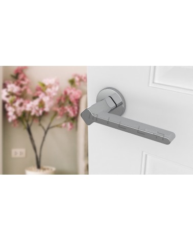 Maniglia porta NINFEA maniglia design colore 1 vista inclinata montata su una porta