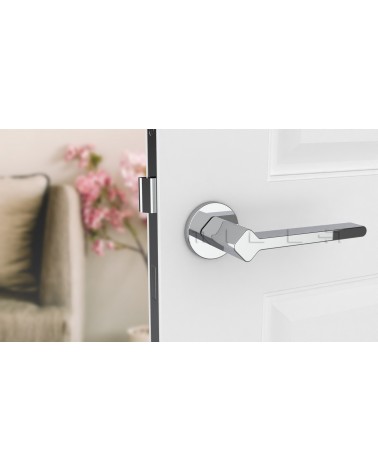 Maniglia porta stile futuristico NINFEA ferramenta design vista frontale montata su una porta