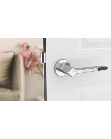 Maniglia porta stile futuristico NINFEA ferramenta design vista frontale montata su una porta