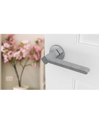 Maniglia porta stile futuristico NINFEA ferramenta design vista dall'alto inclinata montata su una porta