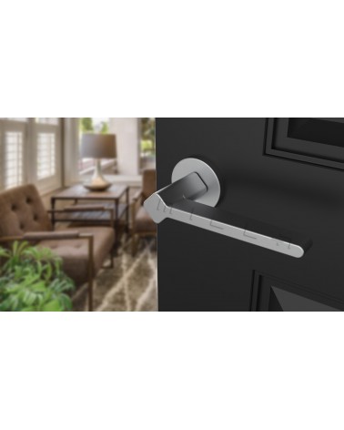Maniglia porta cromo satinato NINFEA maniglia design vista inclinata su una porta 1
