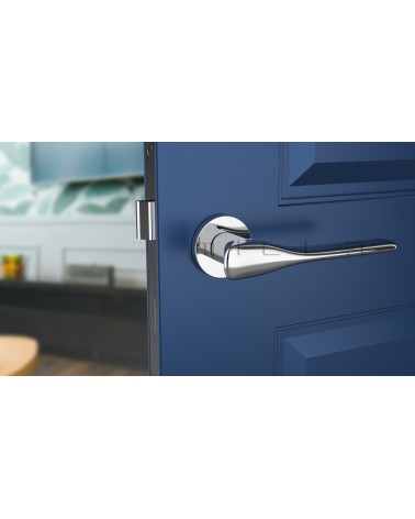 Maniglia per porta cromo lucido ORCHIDE design vista frontale montata su una porta