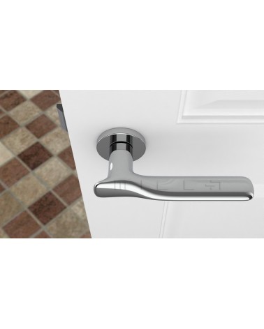 Maniglia per porta cromo lucido ORCHIDE design vista dall'alto montata su una porta