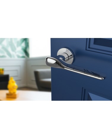 Maniglia per porta cromo lucido ORCHIDE design vista inclinata montata su una porta