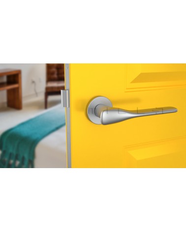 Maniglia per porta cromo satinato ORCHIDE maniglia design vista frontale montata su una porta