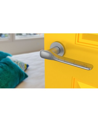 Maniglia per porta cromo satinato ORCHIDE maniglia design vista inclinata montata su una porta
