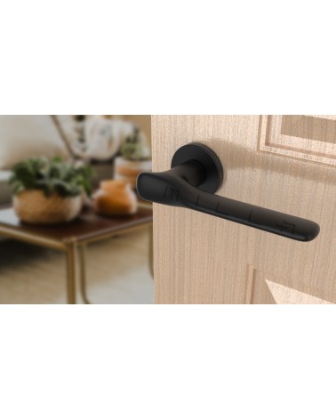 Maniglia per porta nera ORCHIDE maniglia design vista inclinata montata su una porta