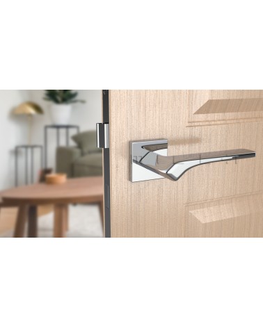Maniglia per porta in cromo lucido BERGERIA ferramenta design vista frontale montata su una porta