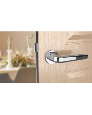 Maniglia per porta cromata INULLA maniglia design vista frontale montata su una porta