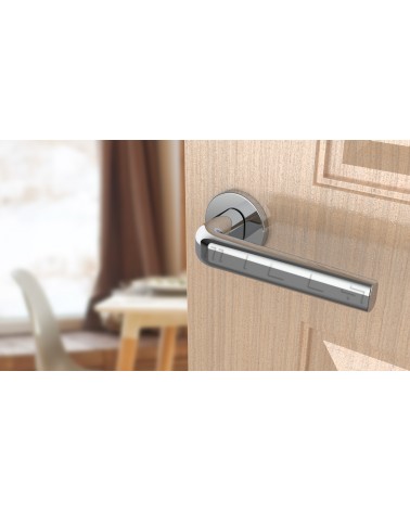 Maniglia per porta cromata INULLA maniglia design vista inclinata montata su una porta