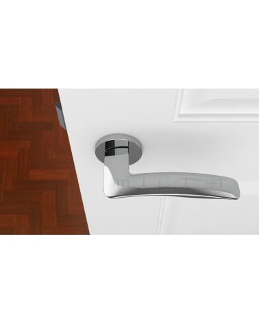 Maniglia per porta cromo lucido ROBINE ferramenta design vista dall'alto montata su una porta