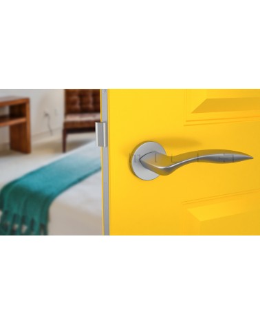 Maniglia per porta cromo satinato ROBINE ferramenta design vista frontale montata su una porta