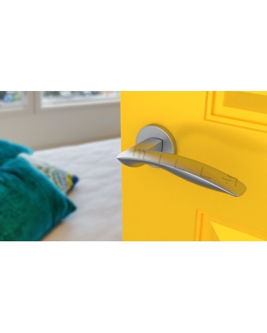 Maniglia per porta cromo satinato ROBINE ferramenta design vista dall'alto inclinata montata su una porta
