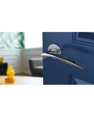 Maniglia per porta cromo lucido ROBINE ferramenta design vista dall'alto inclinata montata su una porta