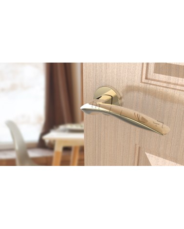 Maniglia per porta ROBINE maniglia design vista dall'alto inclinata montata su una porta