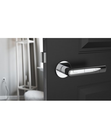 Maniglia per porta cromo lucido SILENA ferramenta design vista frontale montata su una porta