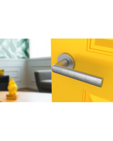 Maniglia per porta in cromo satinato SILENA maniglia design vista inclinata montata su una porta