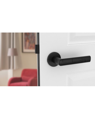Maniglia per porta nera SILENA ferramenta design vista frontale montata su una porta