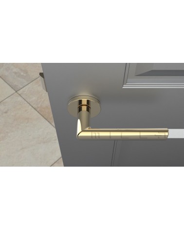 Maniglia per porta oro lucido SILENA ferramenta design vista dall'alto montata su una porta