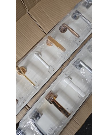 Pannello con 8 maniglie per showroom - maniglia design