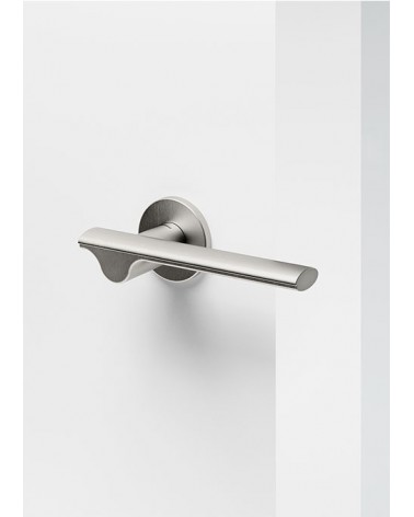 Maniglia per porta nichel satinato Mandelli Ara maniglia design montata su una porta