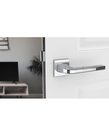 Maniglia per porta cromo lucido ISMENA maniglia design vista frontale montata su una porta