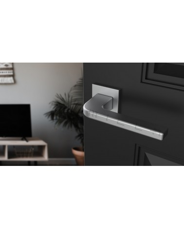 Maniglia per porta ISMENA design colore 1 montata su una porta socchiusa