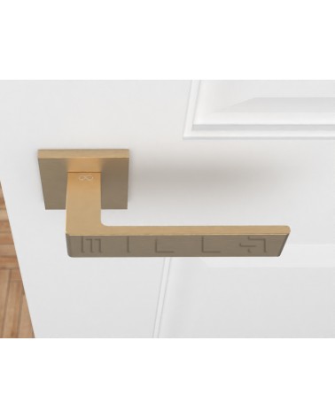 Maniglia porta oro opaco Apollo design vista dall'alto montata su una porta