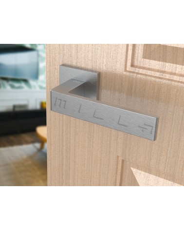 Maniglia per porta cromo spazzolato Apollo design vista inclinata montata su una porta