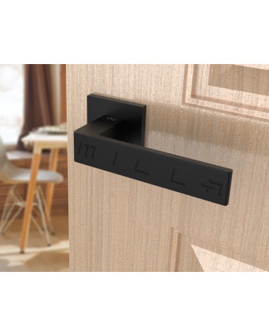 Maniglia per porta nera Apollo design vista inclinata montata su una porta