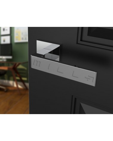 Maniglia per porta classica Apollo design vista inclinata montata su una porta