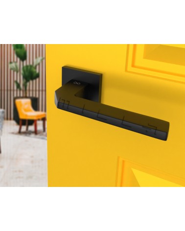 Maniglia per porta sobria ETNA ferramenta design vista inclinata montata su una porta