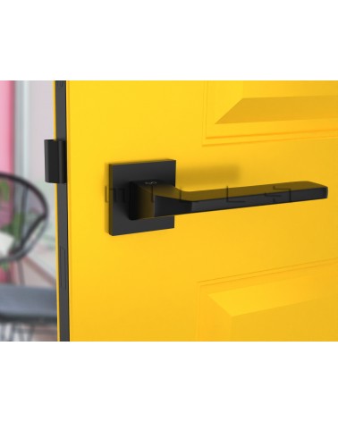 Maniglia per porta sobria ETNA ferramenta design vista frontale montata su una porta
