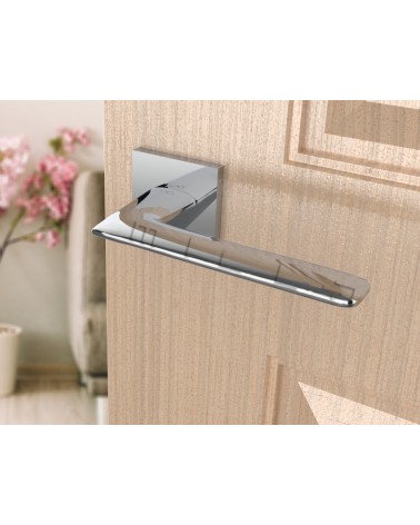 Maniglia per porta line GIULIA design colore 1 vista dall'alto inclinata montata su una porta