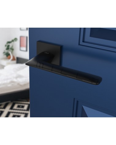 Maniglia per porta nera line GIULIA maniglia design vista dall'alto inclinata montata su una porta